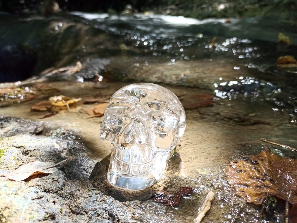 crâne de cristal dans l'eau
